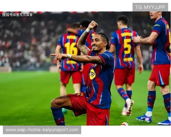 拉菲尼亚巧妙倒钩完成进球