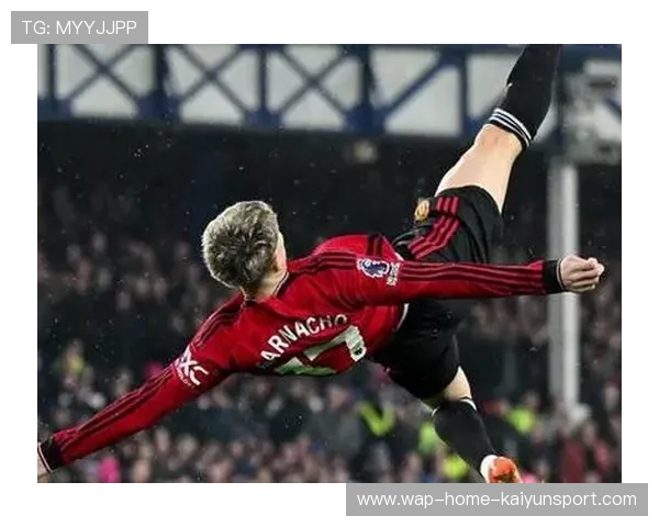 曼联右路突破出彩，加纳乔冷静搓射破门