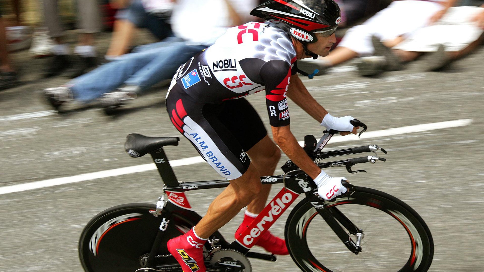 欧洲足球联赛冠军争夺愈发激烈，多支豪门保持竞争，欧洲各大足球联赛